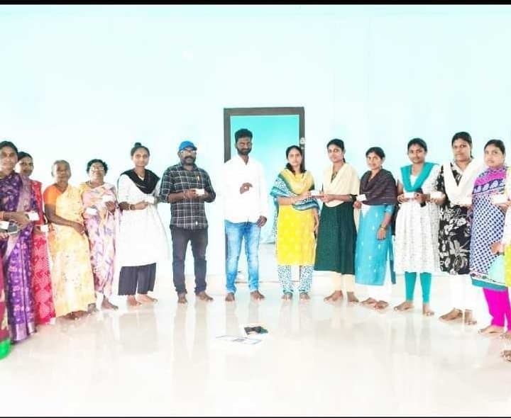 నీరుకుళ్లలో స్మార్ట్‌ రేషన్‌ కార్డుల పంపిణీ