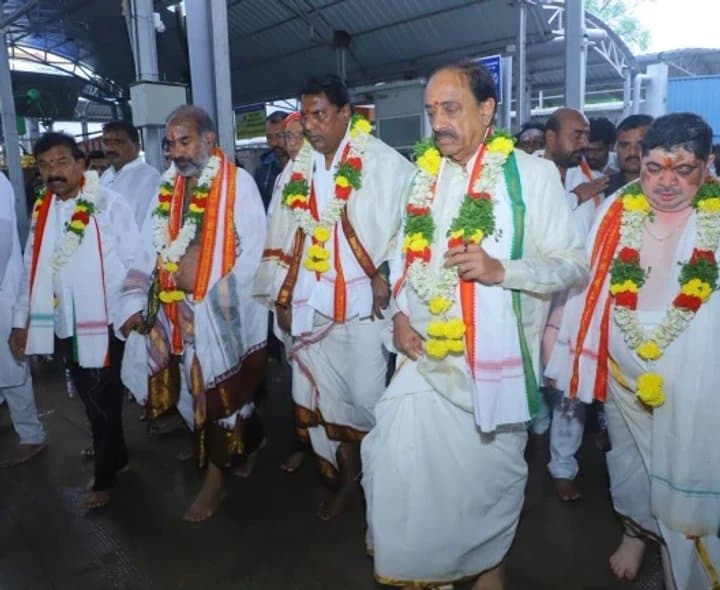 భీమేశ్వరునికి మంత్రుల పూజలు