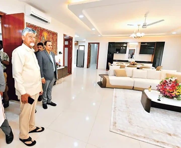 అమరావతి నివాసాలపై సీఎం సమీక్ష