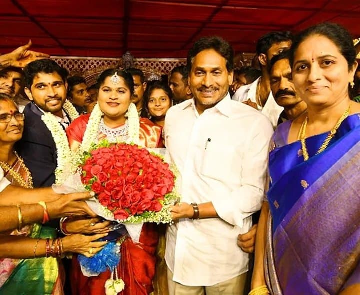 వర్షిత రిసెప్షన్‌కు వైఎస్‌ జగన్