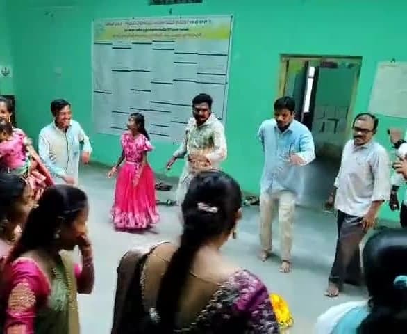 కాగజ్‌నగర్‌ ఎంపీడీవో కార్యాలయంలో సద్దుల బతుకమ్మ - Udayam