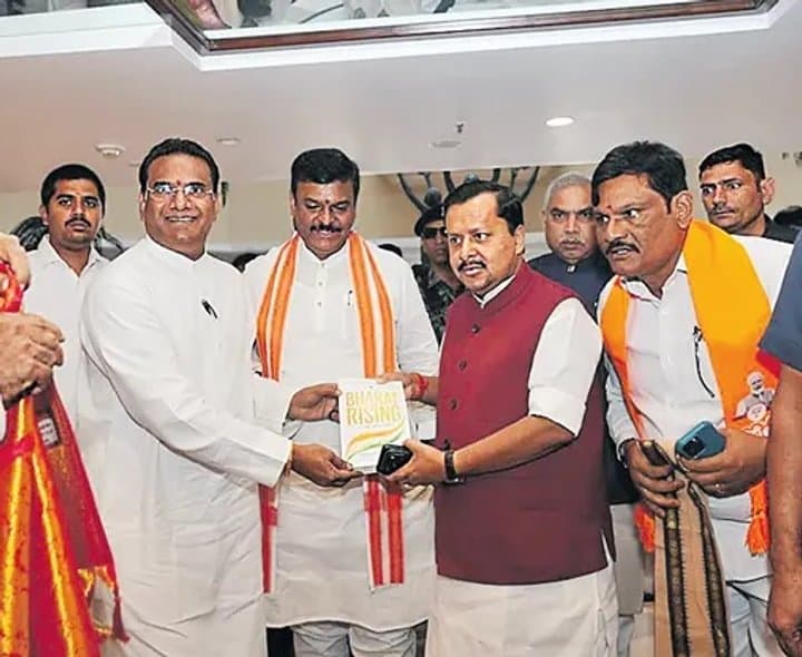 మోదీ హయాంపై దిలీప్‌ పుస్తకం