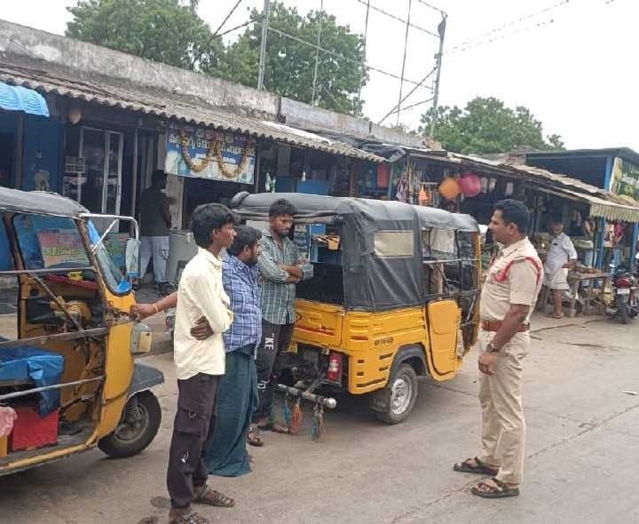 ఎస్సై చే ఆటో డ్రైవర్లకు ట్రాఫిక్ శిక్షణ