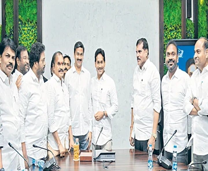 డిప్యూటీ చైర్మన్‌ బరిలో మాధవరావు