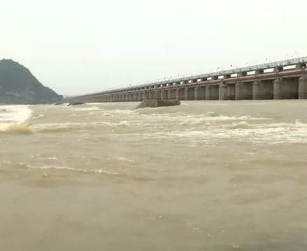 ప్రకాశం బ్యారేజీకి పెరుగుతున్న కృష్ణా వరద ఉధృతి