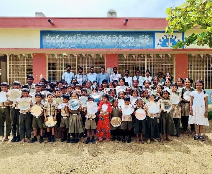 విద్యార్థులకు ప్లేట్లు అందజేత - Udayam