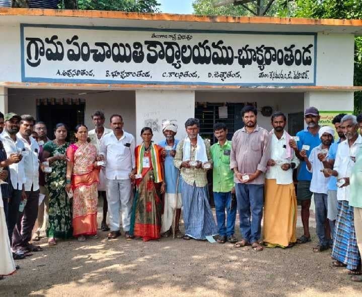 భూక్యరాంతండాలో స్మార్ట్‌ రేషన్‌ కార్డులు - Udayam