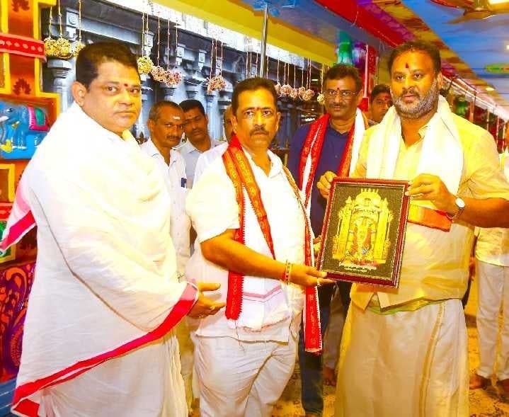 దుర్గమ్మను దర్శించిన మంత్రి - Udayam