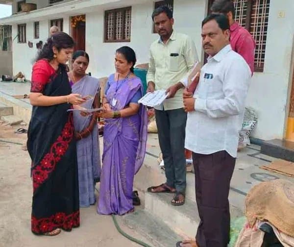 ఓటరు నమోదు ప్రక్రియను పరిశీలించిన కలెక్టర్ ప్రియాంక