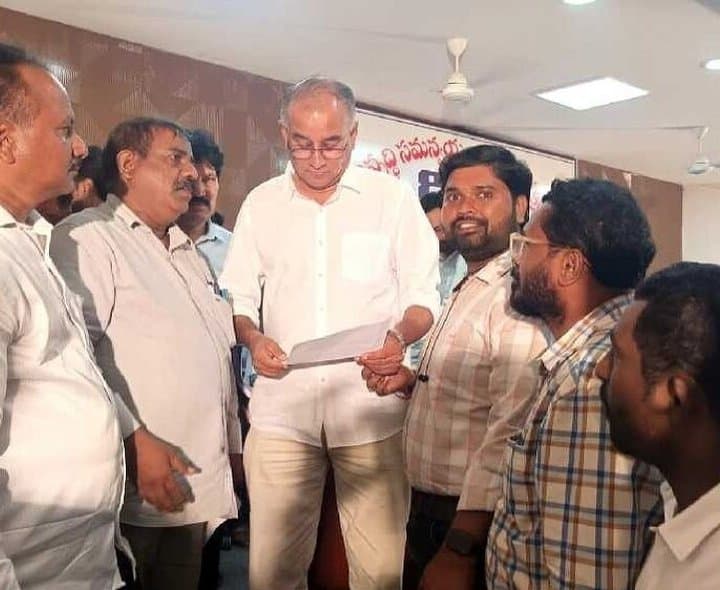 జర్నలిస్టులకు రైల్వే పాసులు పునరుద్ధరించాలి
