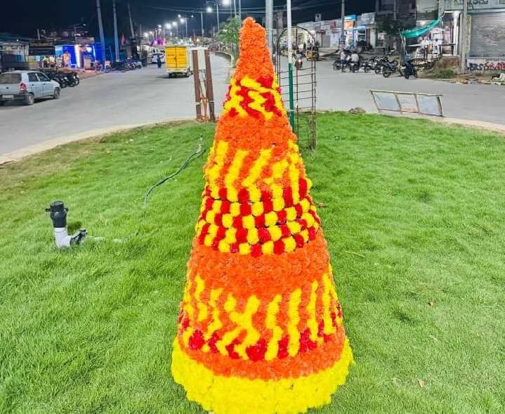 చండూరులో ఆకట్టుకుంటున్న బతుకమ్మ - Udayam