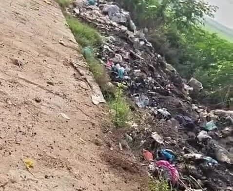 అనంతగిరిలో పొలాల దారికి చెత్త అడ్డంకి - Udayam