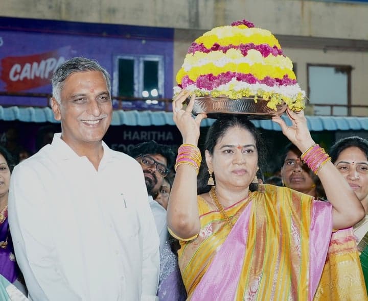 సిద్దిపేట కోమటి చెరువులో బతుకమ్మ సంబరాలు