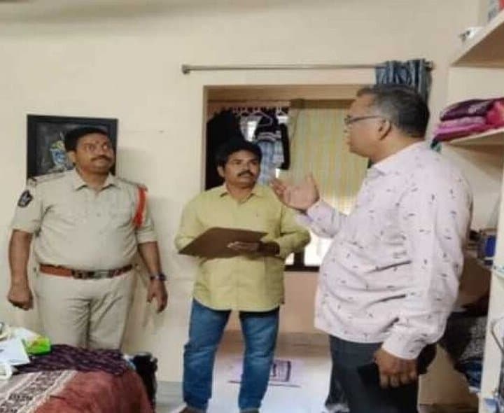 పోలీస్ ఇంట్లో చోరీ.. 28 కాసుల బంగారం అపహరణ