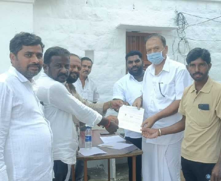 చౌటకూర్‌లో సీఎంఆర్‌ఎఫ్‌ చెక్కు పంపిణీ - Udayam