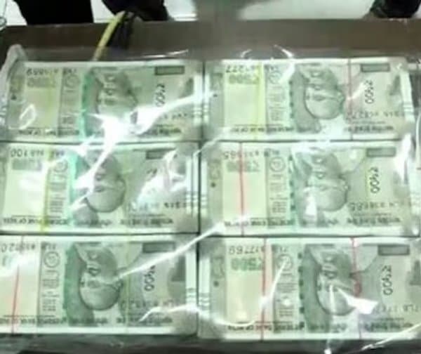 పిల్లల నోట్లతో పెద్ద స్కెచ్