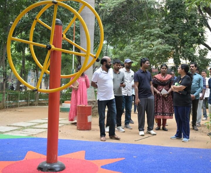 మూసాపేట సర్కిల్‌లో అభివృద్ధి పనులను పరిశీలించిన కమిషనర్ - gallery image 3