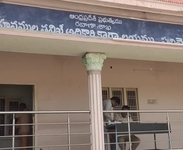 పులివెందులలో పట్టుబడిన వాహనాలకు వేలం - Udayam