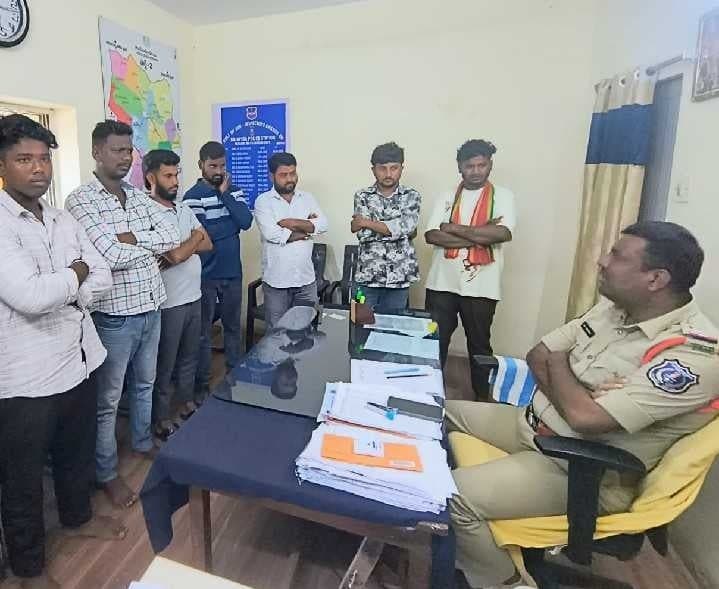 డీజే ఆపరేటర్లకు ఎస్ఐ సూచనలు - Udayam
