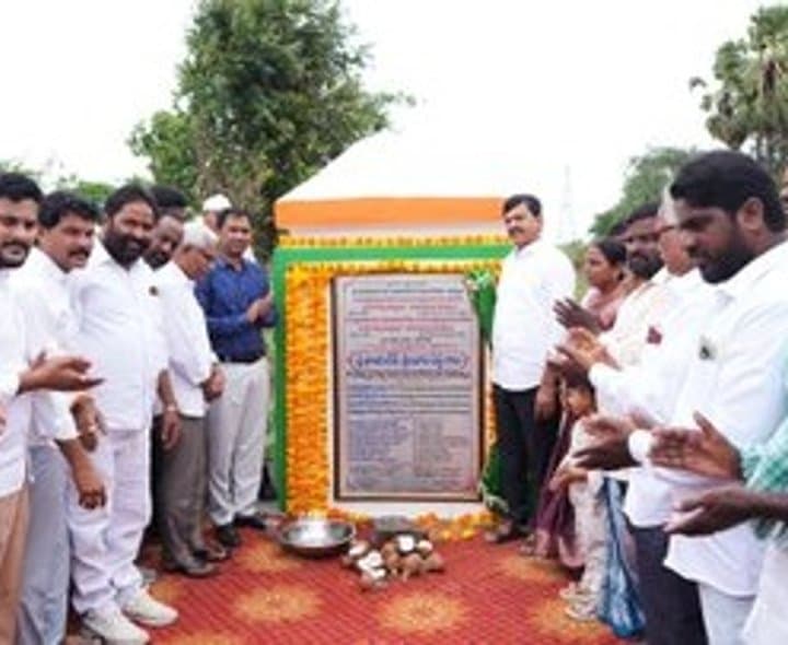 పాలేరులో బీటీ రోడ్డు పనులకు మంత్రి శంకుస్థాపన - Udayam Digital