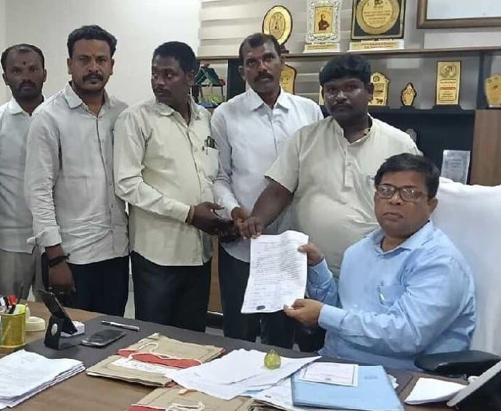 ప్రభుత్వ స్థలంలో అక్రమ నిర్మాణాలపై ఫిర్యాదు