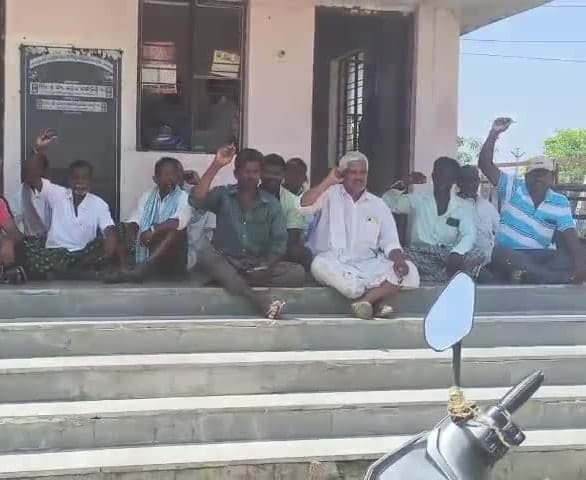 శ్రీరంగాపురం సబ్‌స్టేషన్ వద్ద రైతుల ఆందోళన - Udayam