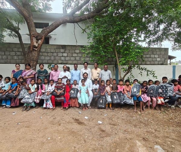 విద్యార్థులకు అండగా విశాఖ చారిటబుల్ ట్రస్ట్