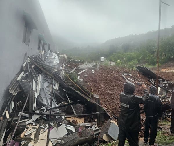 పూణేలో కొండచరియలు విరిగిపడి ఇల్లు ధ్వంసం