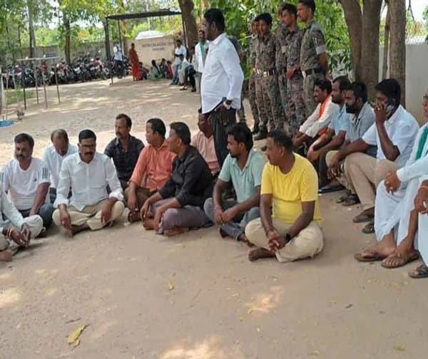 కమ్మర్పల్లి పీఎస్‌లో బీఆర్‌ఎస్ నాయకుల నిరసన