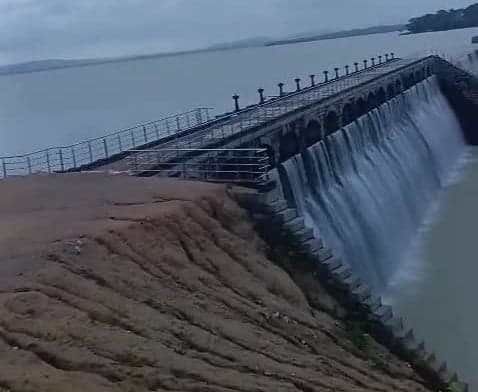 17 అడుగులకు తగ్గిన పోచారం ప్రాజెక్టు నీటిమట్టం - Udayam
