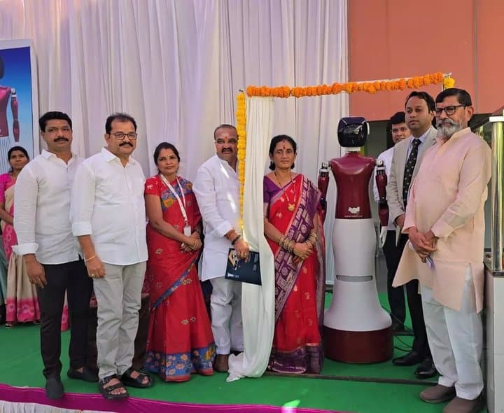 సిరిసిల్లలో తొలి హ్యూమనాయిడ్ రోబో టీచర్
