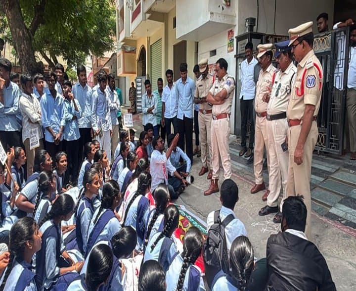 జీవో 97 రద్దుకు విద్యార్థుల ధర్నా