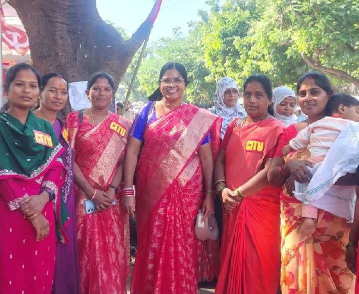 పెగడపల్లి నుంచి హైదరాబాద్‌కు తరలిన ఆశావర్కర్లు - Udayam