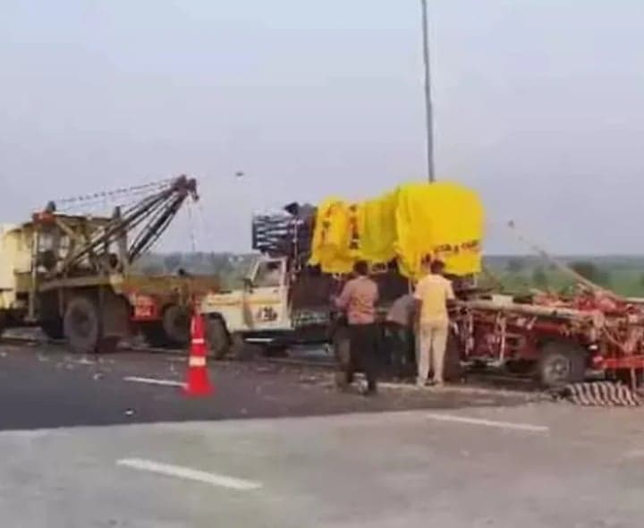 దుర్గామాత విగ్రహంతో వెళ్తుండగా ఘోరం... 7గురు మృతి