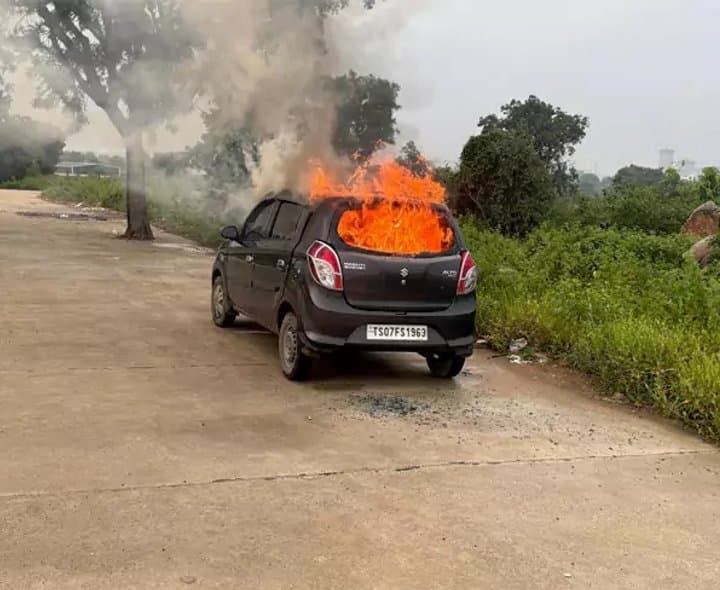 కారులో చెలరేగిన మంటలు.. వ్యక్తి సజీవదహనం - Udayam