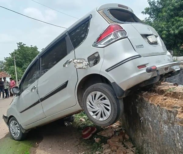 ప్రహరీ గోడను ఢీకొన్న కారు
