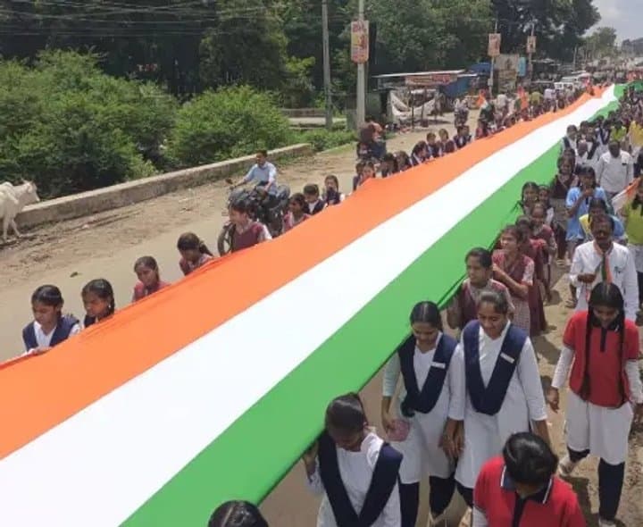 ఇంద్రవెల్లిలో విద్యార్థుల హర్‌ ఘర్‌ తిరంగా ర్యాలీ