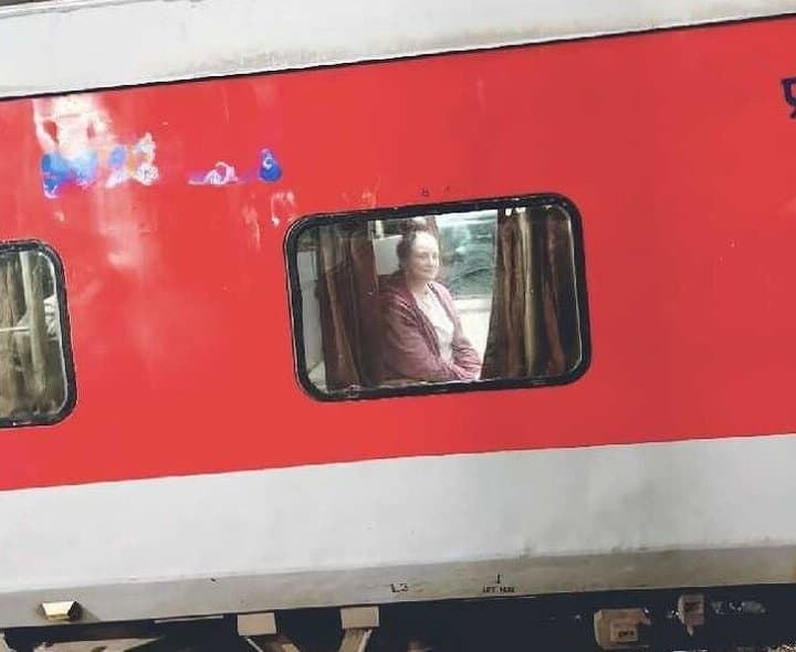రైలులో పిఠాపురానికి పవన్‌ కళ్యాణ్ సతీమణి