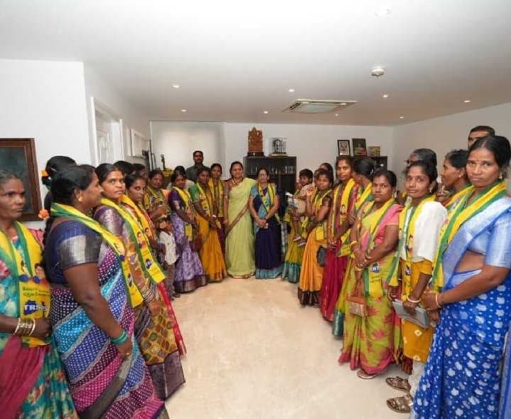 టీఆర్ఎస్‌లో 40 మంది మహిళల చేరిక - Udayam