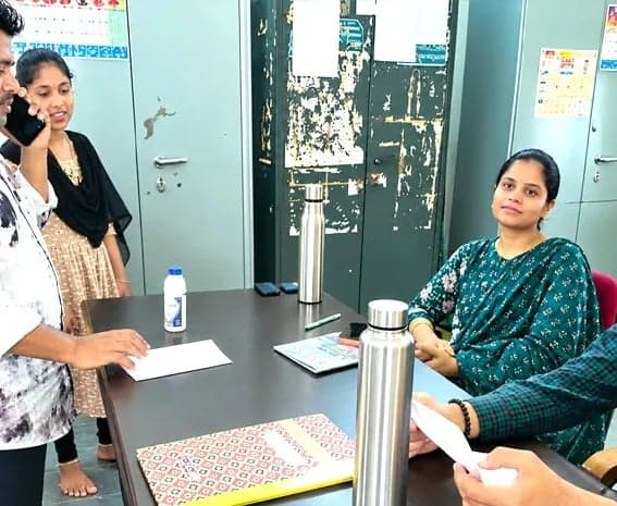 ఇందిరమ్మ ఇల్లు బిల్లుల కోసం పురుగులమందు డబ్బాస్వత నిరసన..