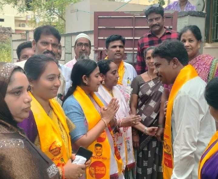 ఆకివీడులో ఎన్నికల హడావుడి అభ్యర్థుల ప్రచారం - Udayam
