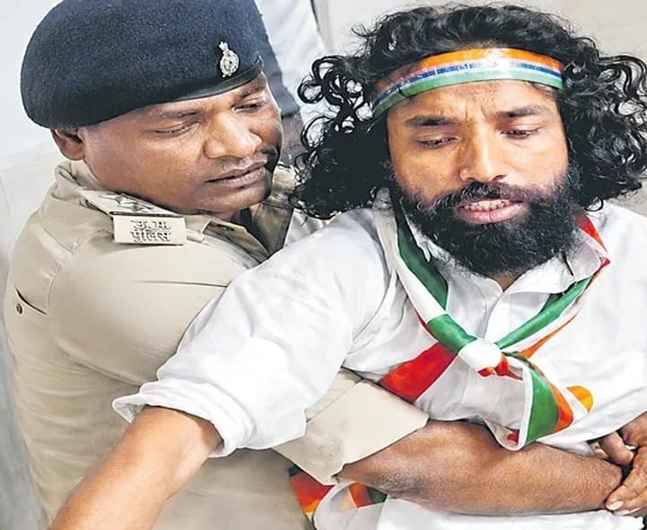 ర్యాలీకి మహతోను అడ్డుకున్న పోలీసులు