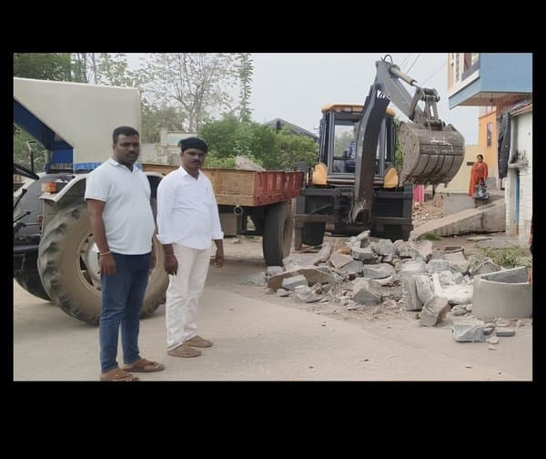 నర్సింహులపేటలో రోడ్డు విస్తరణ పనులు - Udayam Digital