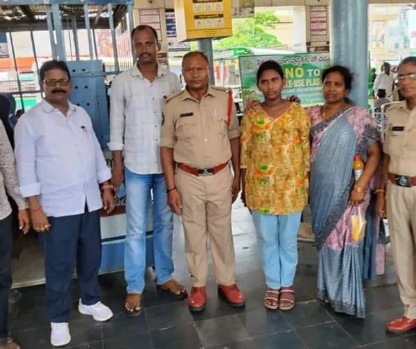 తల్లికి చేరిన బాలిక: పోలీసుల చొరవకు ప్రశంసలు