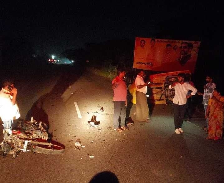 ఆటో, బైక్ ఢీ.. ముగ్గురికి గాయాలు - Udayam