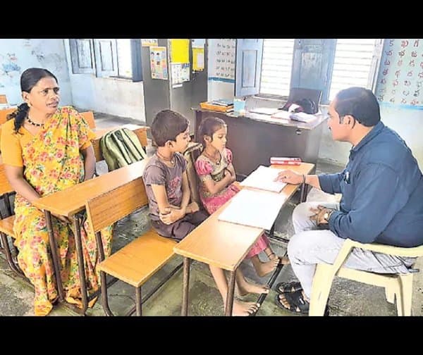 ఆ బడిలో ఇద్దరే విద్యార్థులు