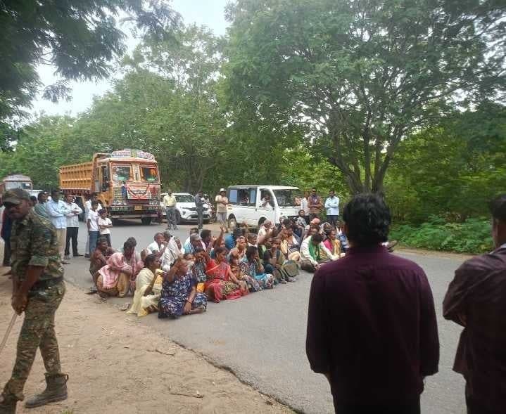 పట్టు సాగుకు అడ్డంకులు.. రైతుల రాస్తారోకో - Udayam
