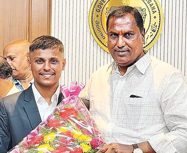 గురుకులాల్లో వసతులపై మంత్రి సమీక్ష