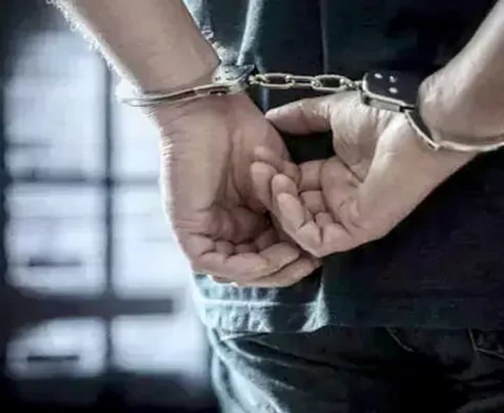 నమ్మించి నగలు కాజేసిన దంపతులు