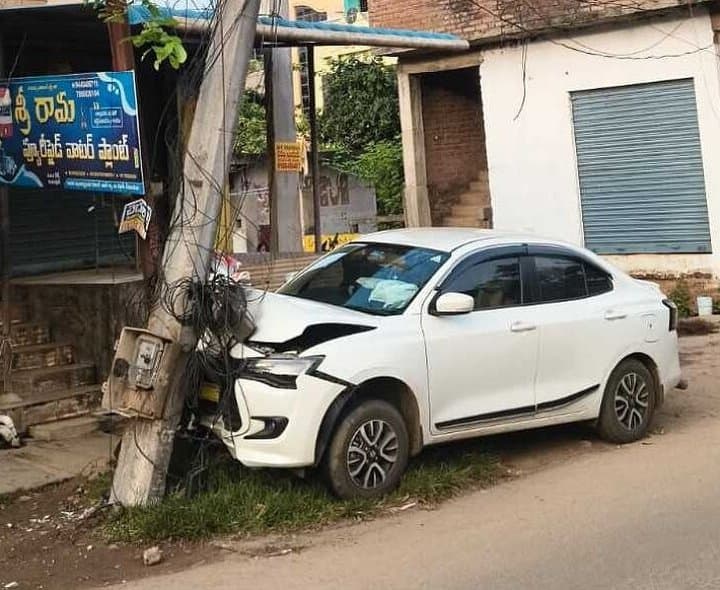 విద్యుత్‌ స్తంభాన్ని ఢీకొన్న కారు